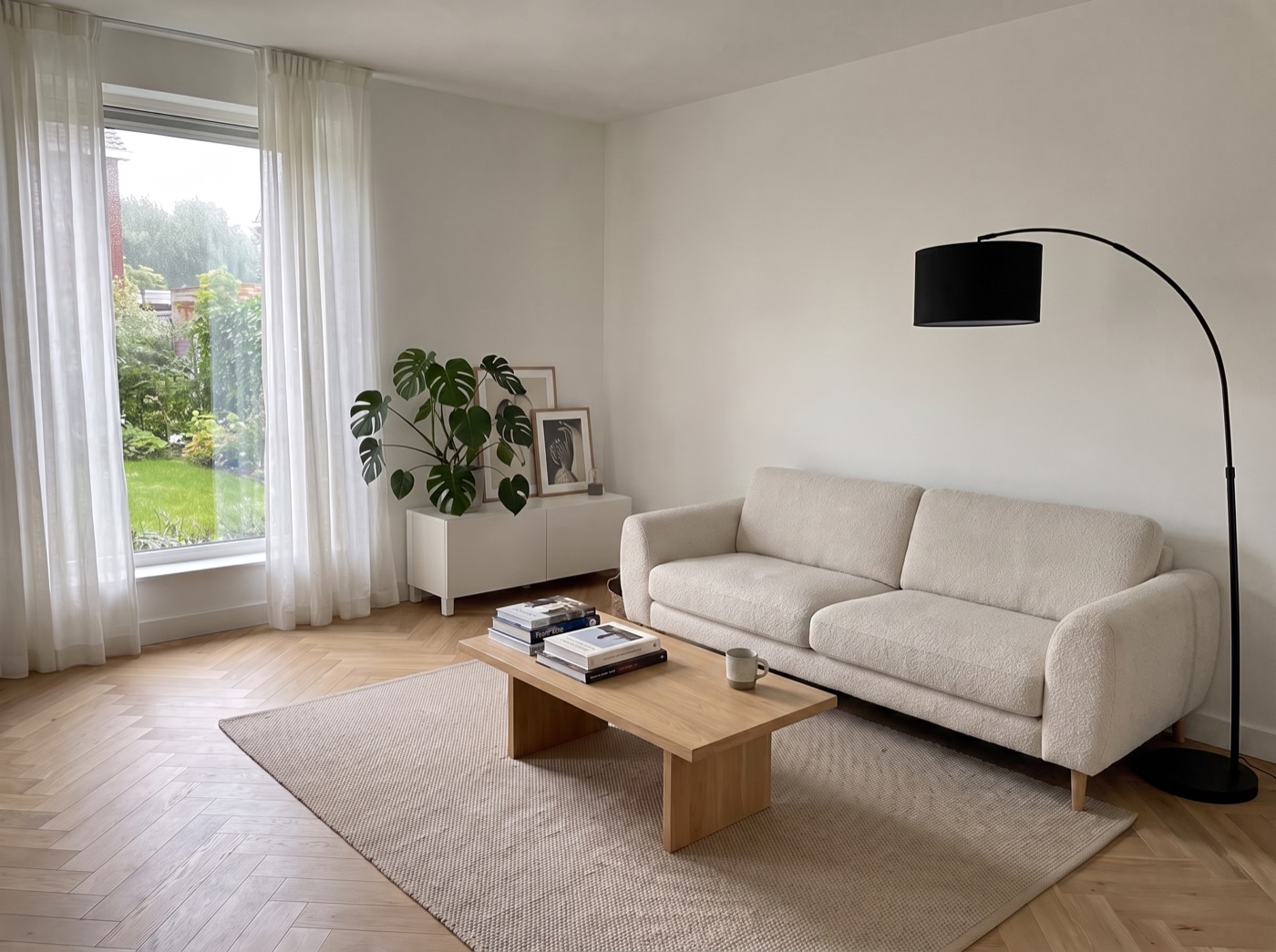 Het scherm van de tablet: de woonkamer van de klant met de bank uit de showroom erin.