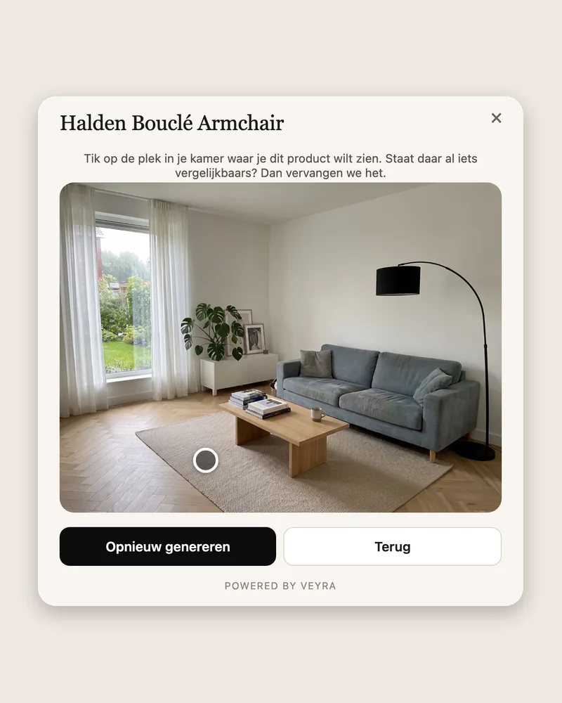 Venster van de widget met de kamerfoto en een stip op de vloer links van de salontafel, waar de klant de fauteuil wil zien.